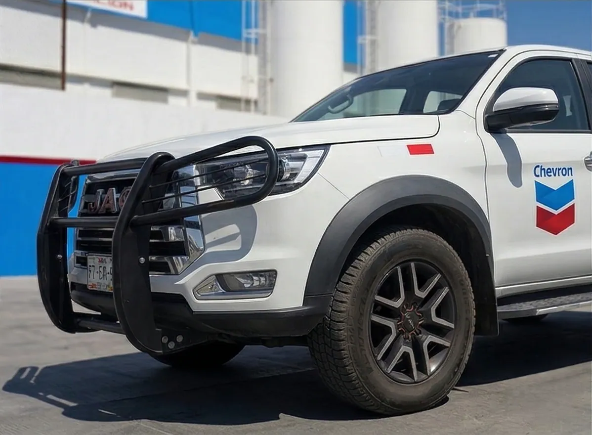 Camioneta pickup blanca con el logotipo de Chevron en el centro de distribución