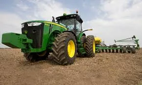 Maquinaria agrícola trabajando en campo abierto